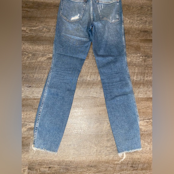 Good American Good Curve distressed ankle jeans NWOT - Picture 9 of 15